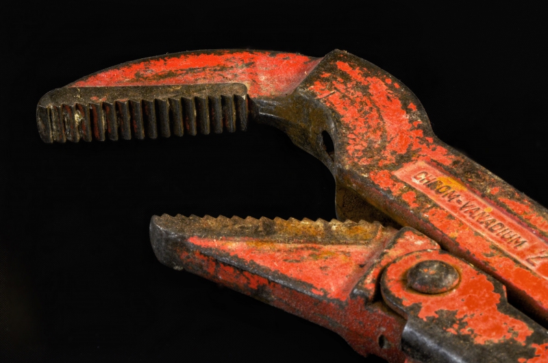 plombier-MONTFERRAT-min_pipe-wrench-318084